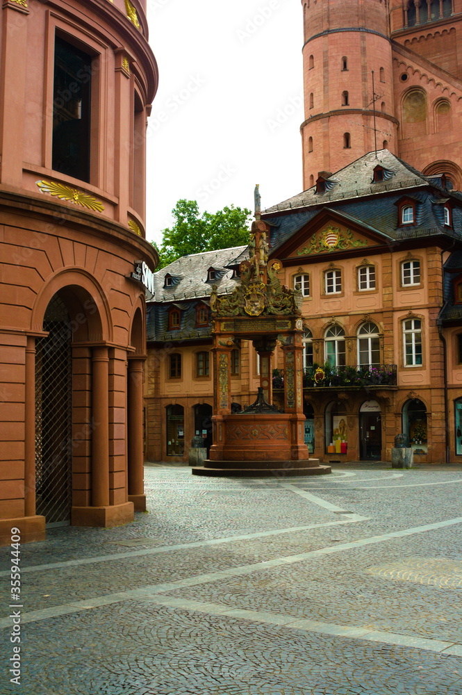 Der schöne Brunnen auf dem Domplatz in Mainz
