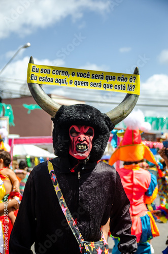 Carnaval com pessoas mascaradas que são chamadas de 