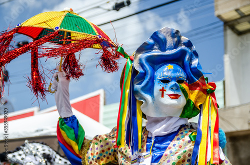 Carnaval com pessoas mascaradas que são chamadas de "Papagangus" na cidade de Bezerros, Pernambucano, Brasil, Fevereiro de 2020 © ericatarina