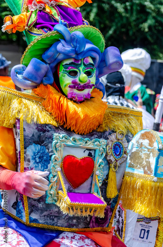 Carnaval com pessoas mascaradas que são chamadas de 