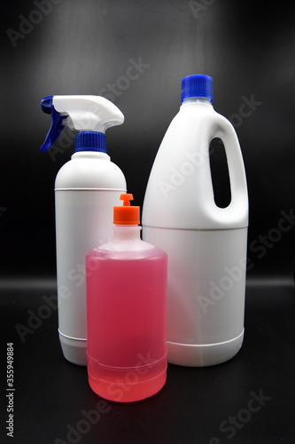 prodotti pulizia bottiglia candeggina alcol spray  © franzdell