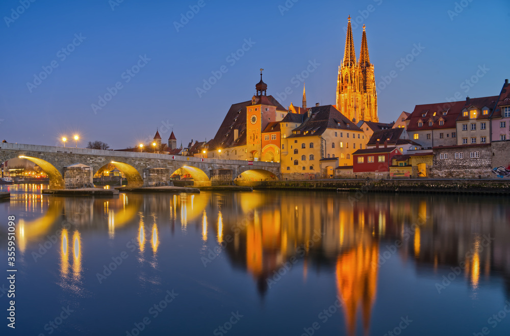 Regensburg mit Donau zur Blauen Stunde mit den Dom St. Peter und der Steinernen Brücke 