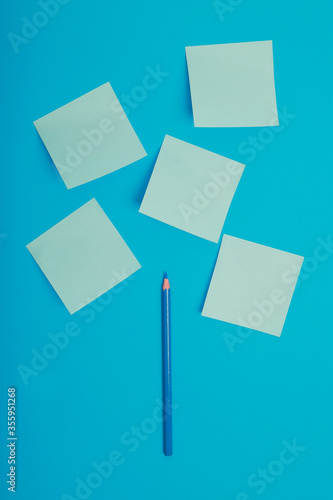 block de notas con creyon azul sobre fondo liso photo