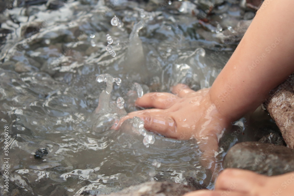 Fototapeta premium mano de bebé en agua