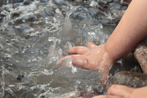 mano de bebé en agua