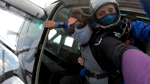 Skydiving tandem with protective mask after the lockdown © Mauricio G