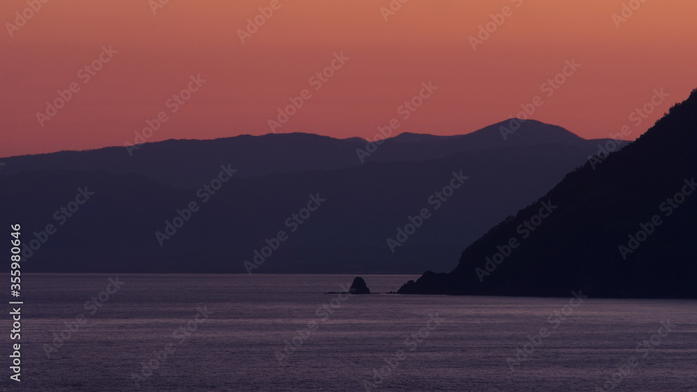 夕日と岬のシルエット