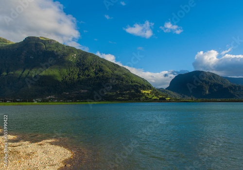 Fototapeta Naklejka Na Ścianę i Meble -  Paisajes de la Carretera Austral  naturaleza bosques nativos rios lagos Montañas