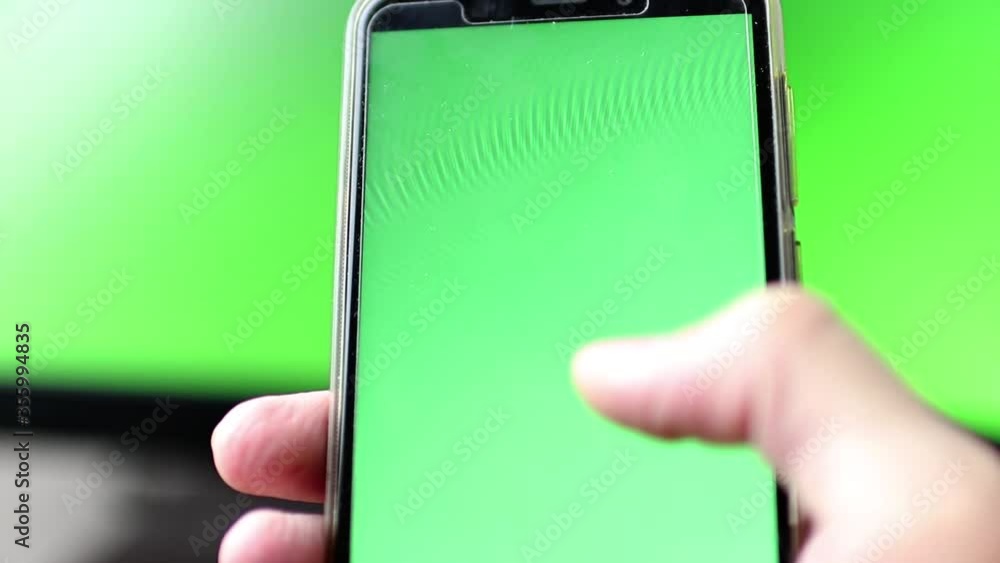 Segurando celular com fundo em verde