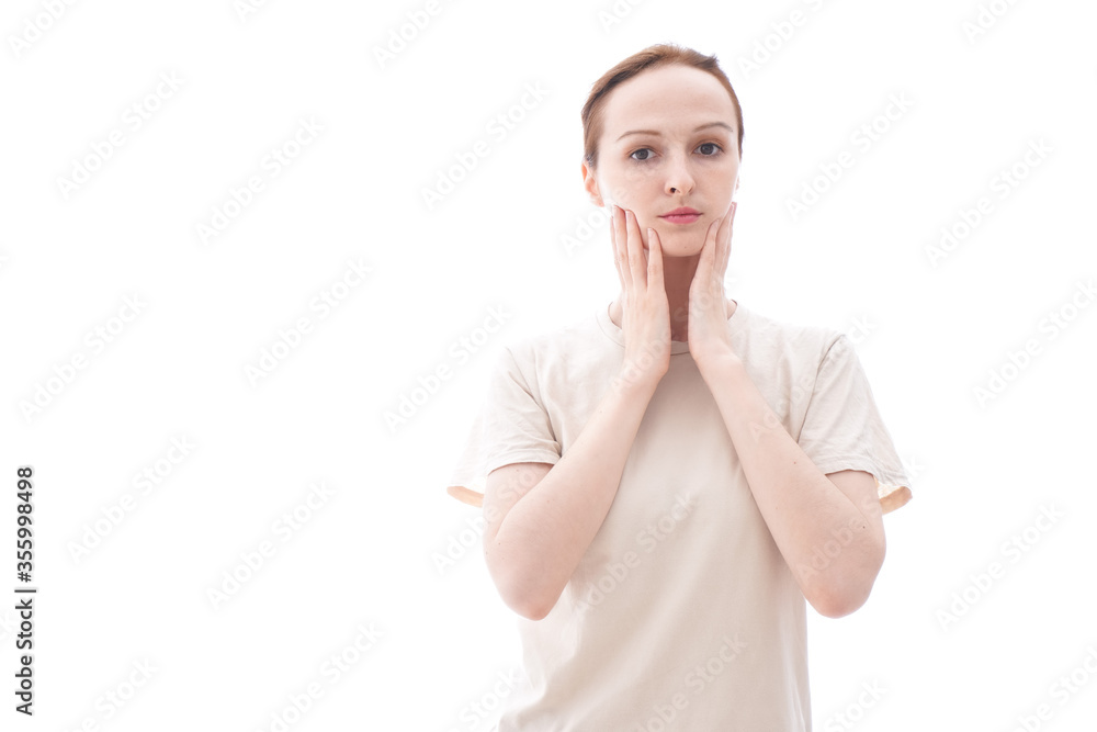 スキンケアをする若い女性 スキンケアをする若い女性