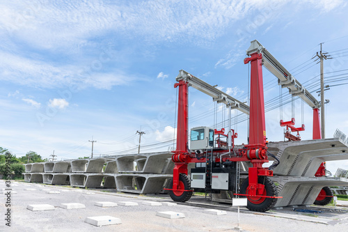 Tableau sur toile Stock precast segmental box girder bridge, Bridge with Straddle Carrier Gantry C