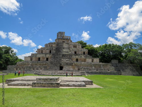 piramide maya con  gran escalera y multiples ventanas en edzna mexico