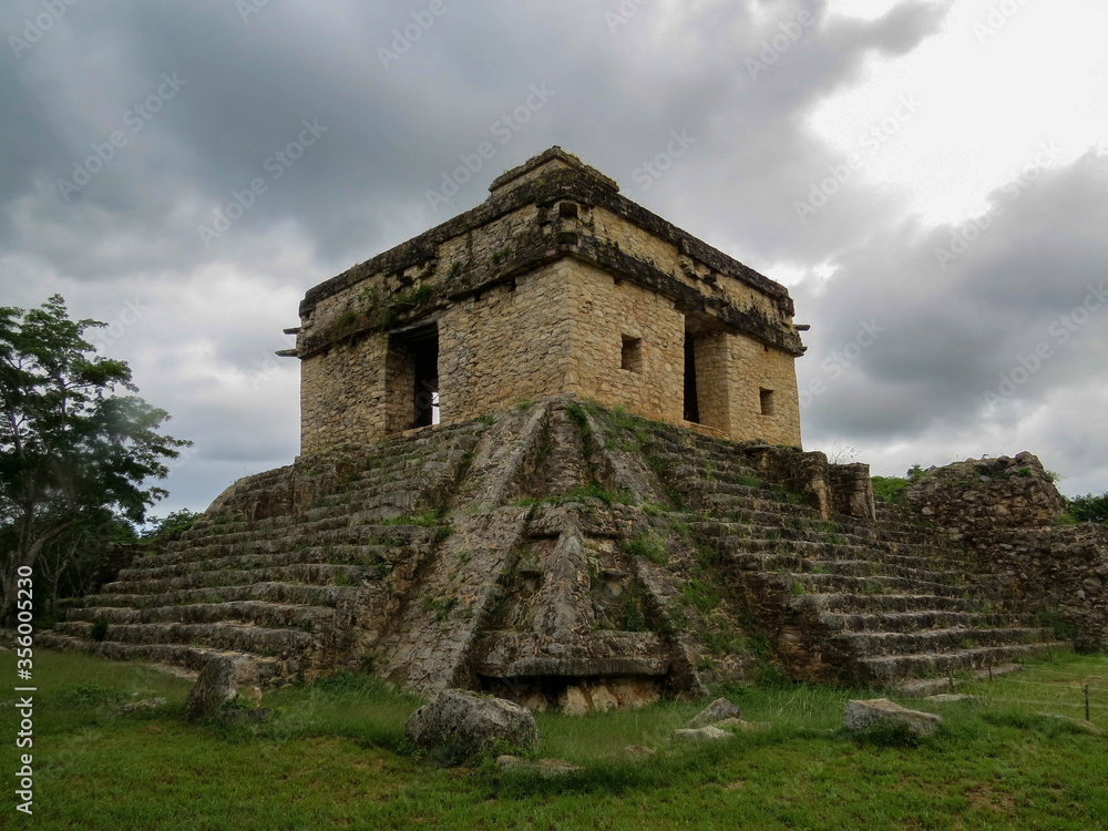 templo maya de las muñecas en dzibilchaltun  mexico