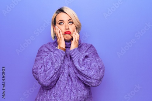 Foto Beautiful blonde plus size woman wearing casual turtleneck sweater over purple b
