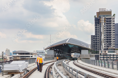 Foto Inspector (Engineer) checking railway construction work on skytrain viaduct
