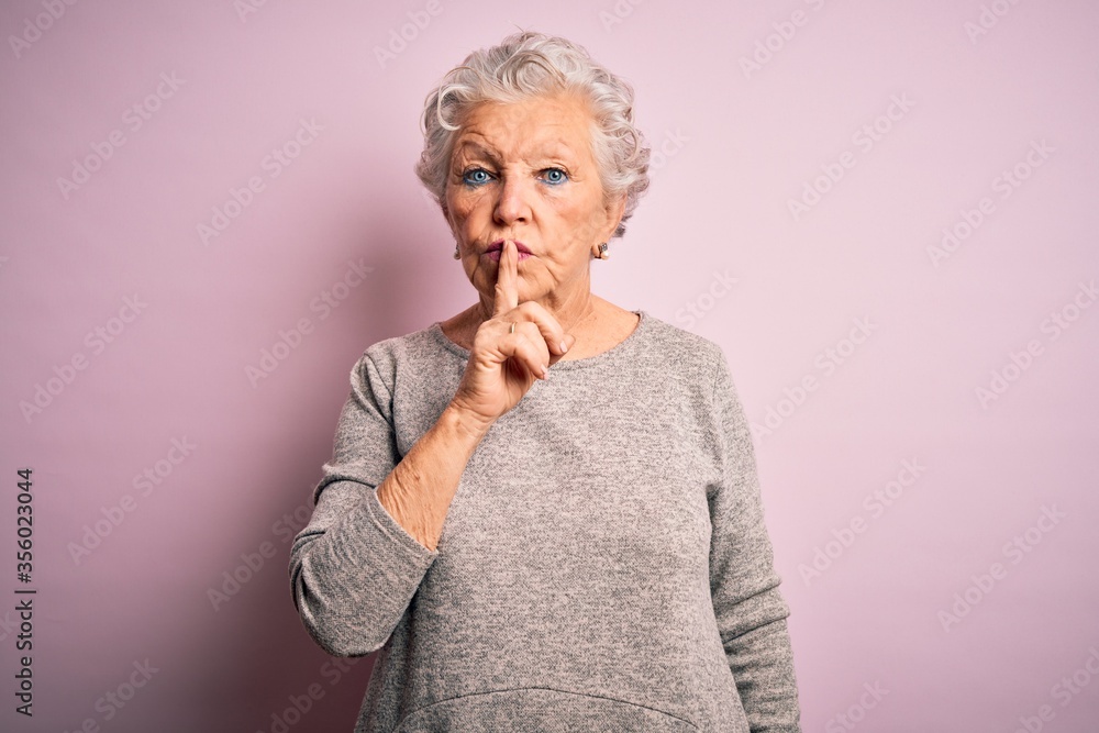 Senior beautiful woman wearing casual t-shirt standing over isolated pink background Thinking concentrated about doubt with finger on chin and looking up wondering Senior beautiful woman wearing casual t-shirt standing over isolated pink background Thinking concentrated about doubt with finger on chin and looking up wondering