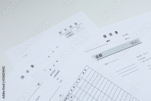 請求書 見積 領収書 デスク