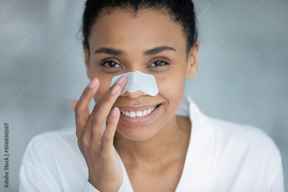 Φωτογραφία Head shot portrait smiling African American young woman with nose strip mask loo