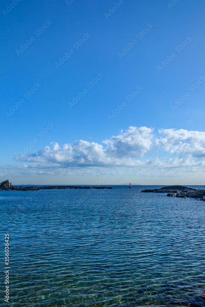 澄んだ海と青空。