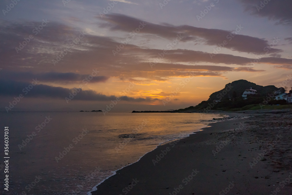 Fototapeta premium 夕陽の沈む海岸