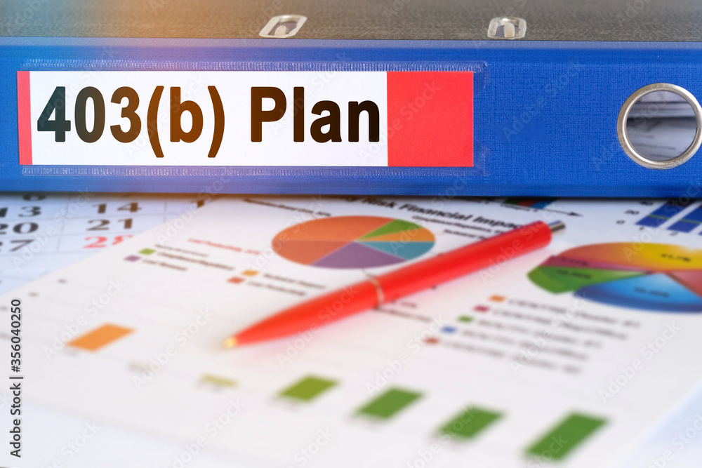Obraz premium On the table are pie charts, a pen and a folder with the inscription - 403b Plan.