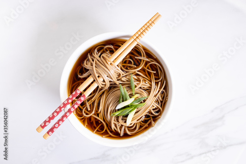 Foto Cold soba noodles, zaru soba, in white bowl