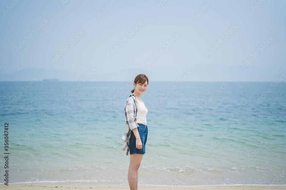 海辺を散策する女性