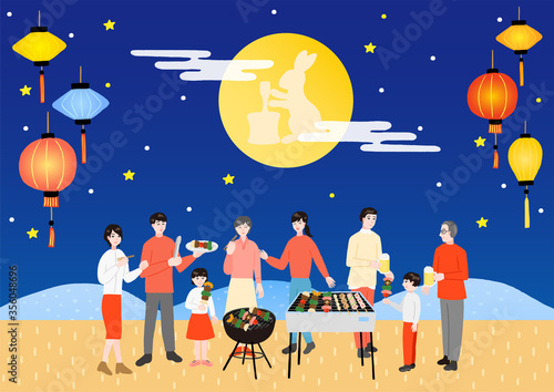 中秋節に月を見ながらバーベキューをする大家族　ランタン
