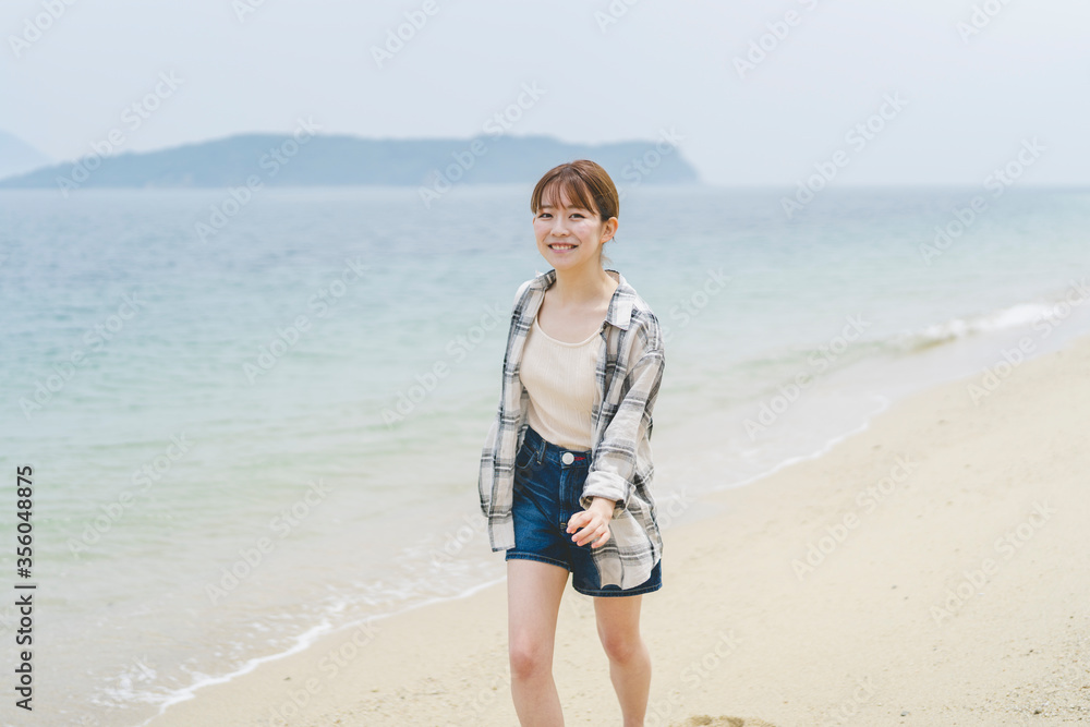 海辺を散策する女性 海辺を散策する女性