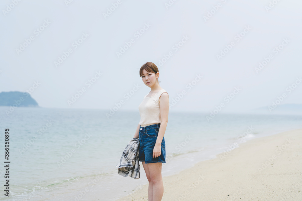 海辺を散策する女性 海辺を散策する女性