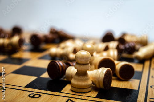 Fotografi The chess pieces fell on the chessboard in disarray