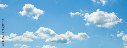 Blue sky background with white clouds. horizont panorama