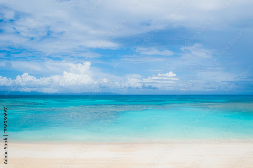 沖縄・波照間島のニシ浜　透明な海の綺麗なビーチ