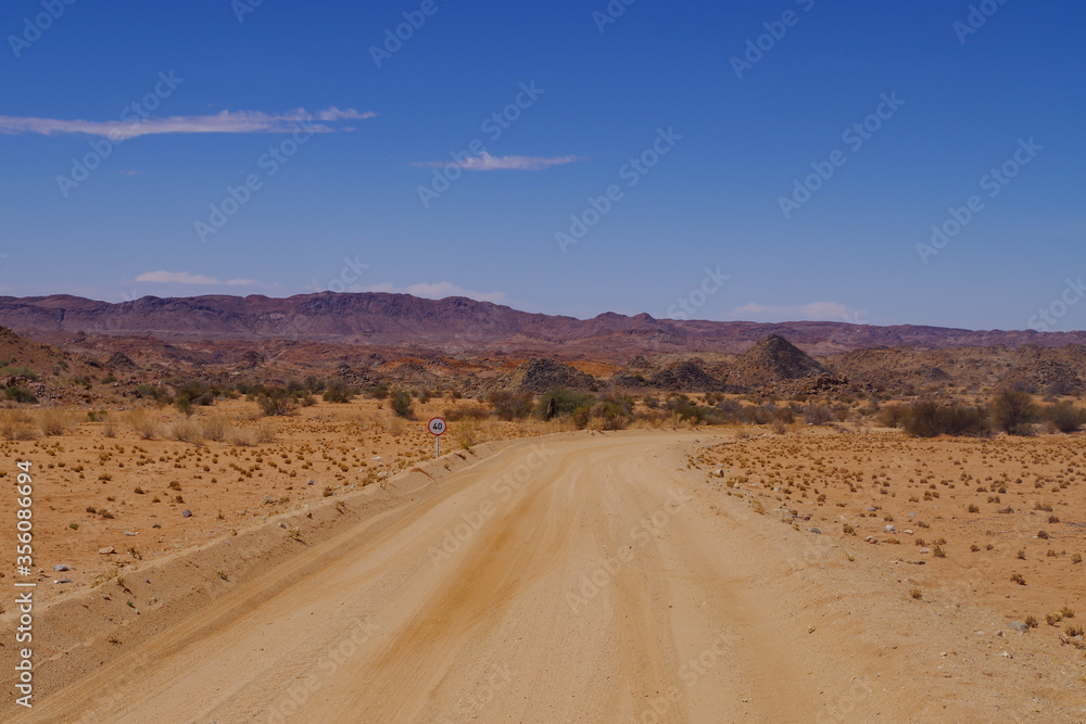 Sandstraße im Naturreservat im National Park Südafrika Sandstraße im Naturreservat im National Park Südafrika