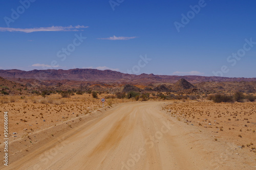 Sandstra  e im Naturreservat im National Park S  dafrika