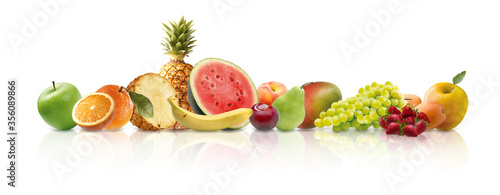 Frutas variadas sobre fondo blanco. Assorted fruits on white background.