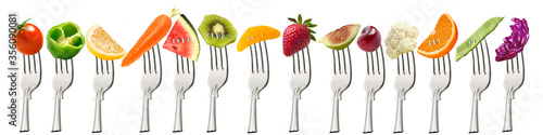 Fruta y verduras  sobre tenedores en fondo blanco. Fruit and vegetables on forks on white background
