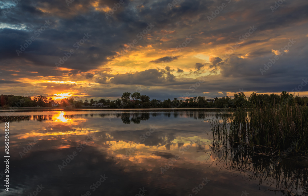 Fototapeta premium Zachód słońca na Ukrainie. Region Kijów. 31. 05. 2020
