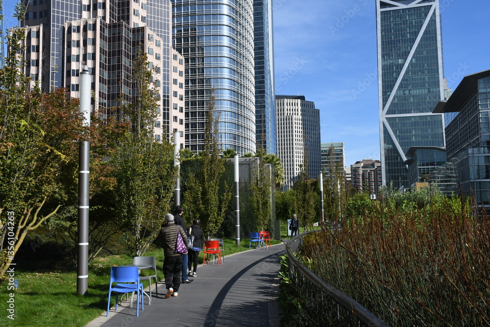 Fototapeta premium Path in Salesforce Transit Center roof garden. View with skyscrapers.