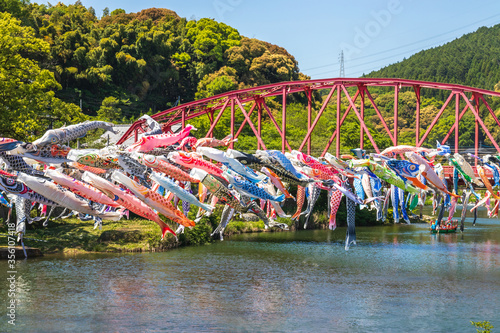 鯉のぼりと川下り　日本の風習 © TOMO