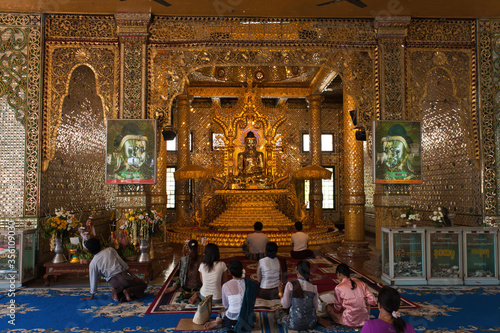 фотографія People praying in the Botahtaung Pagoda, Yangon