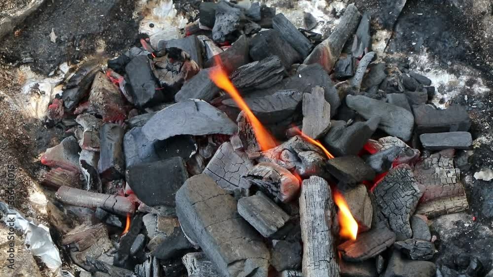 Holzkohle Grill -Mit echter Holzkohle macht man ein perfektes BBQ Holzkohle Grill -Mit echter Holzkohle macht man ein perfektes BBQ