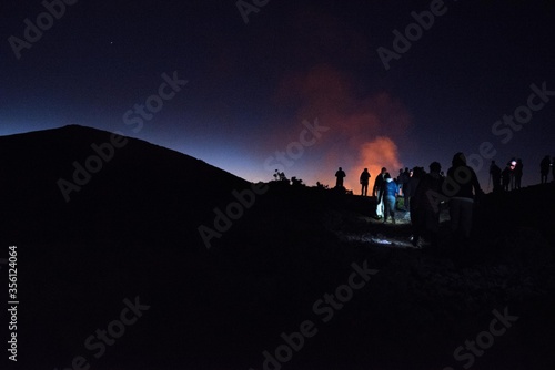 Volcan de nuit photo