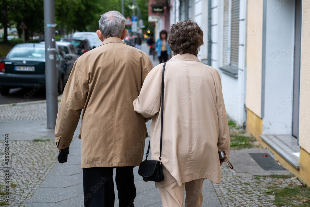 Älteres Ehepar läuft untergehakt durch Berlin