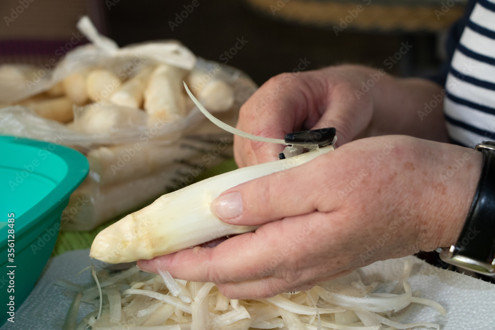 Obraz premium Frischen Spargel schälen.