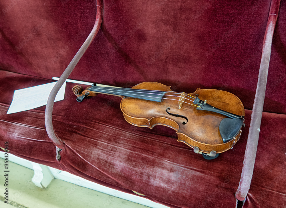 Obraz premium violin on stage before a symphonic classical concert