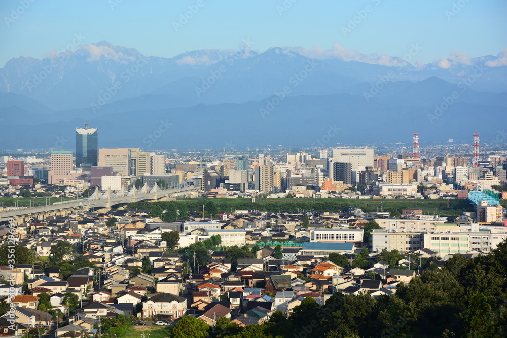 呉羽山から望む富山市と立山連峰