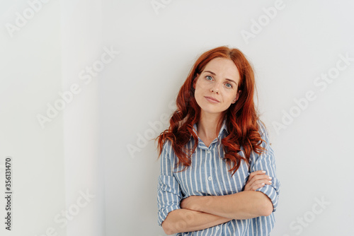 Quadro em tela Young woman staring quizzically at the camera