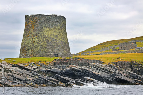Tableau sur toile Broch of Mousa;  which is a preserved Iron Age round tower on the rocky coastline