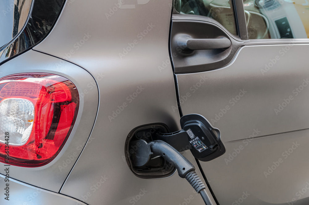 Elektroauto an Ladestation Elektroauto an Ladestation